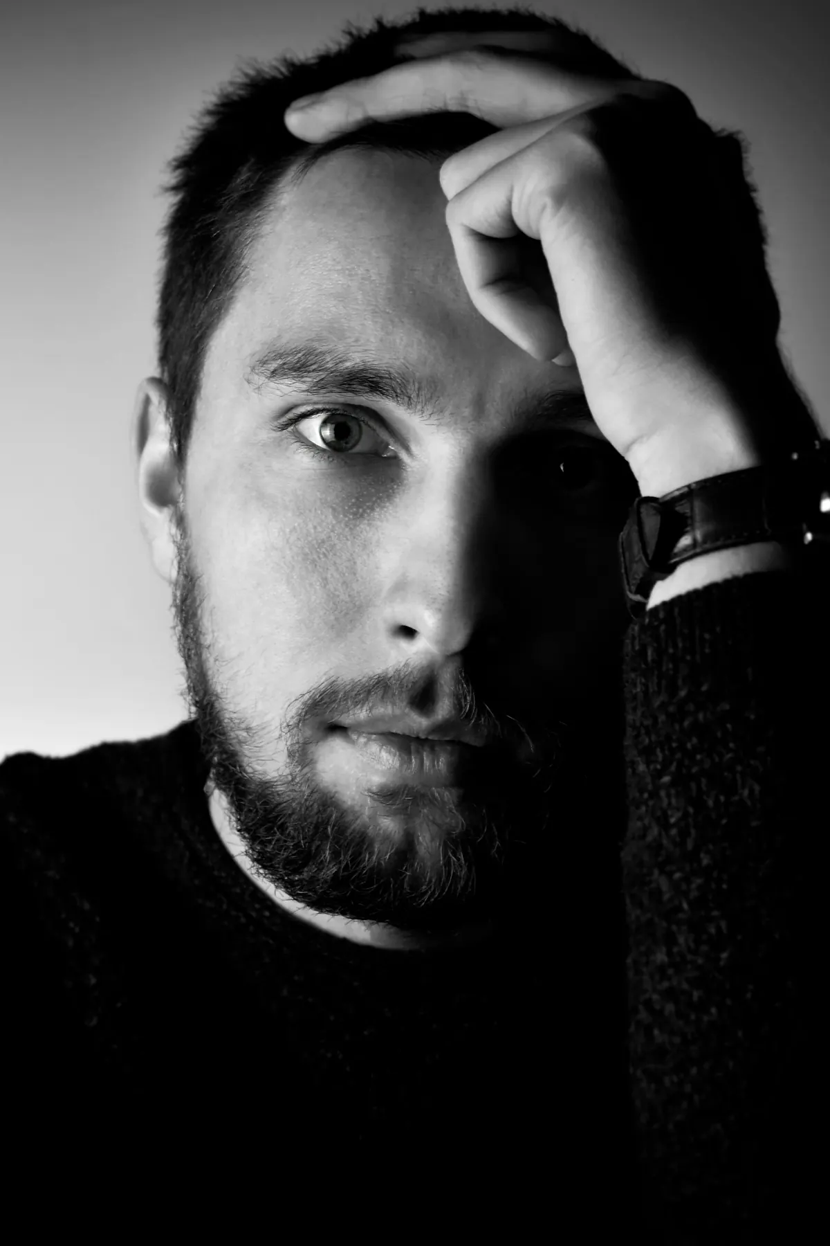 Čovjek koji rukom pokriva jedno oko